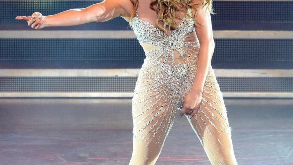 Zpěvačka Jennifer Lopez a její ruka šmátralka...